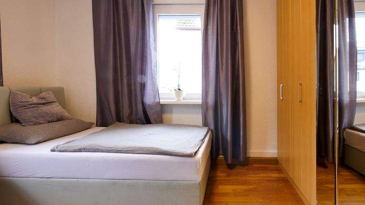 171 Schlafzimmer 1 Schrank (1 von 1).jpg