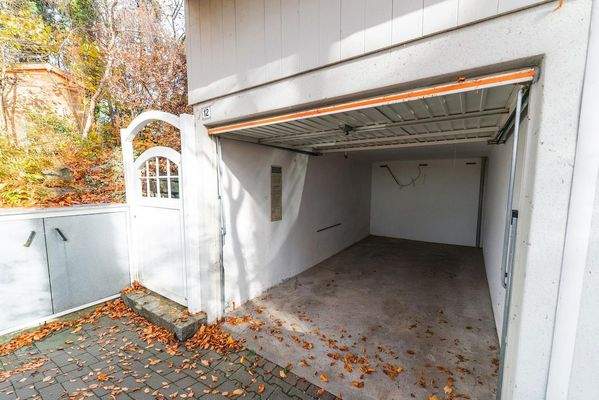 Garage mit Stellplatz