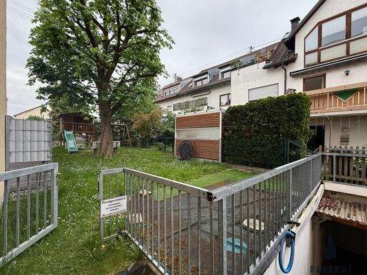 Garten mit Spielplatz