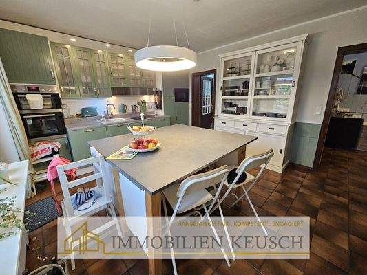 Moderne Küche mit Zugang zur Terrasse