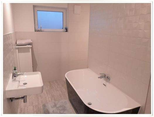 Bad  mit Wanne und abgemauerter Dusche!