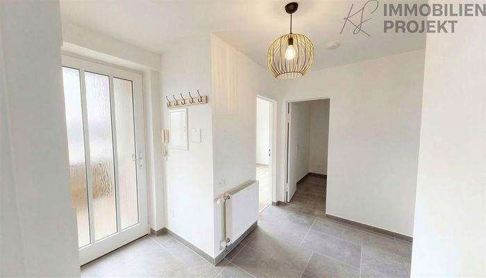 Flur und Eingangstüre u. Abstellkammer