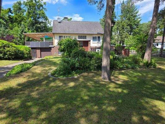 Wohnhaus mit Garage und überdachter Terrasse