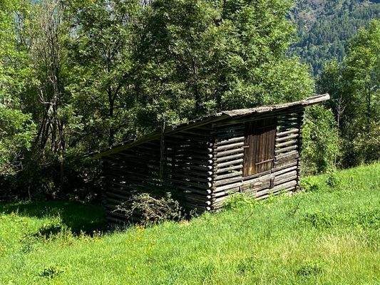 Landwitschaftliche Grundfläche mit Feldstadel