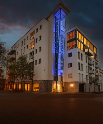 Gebäude mit Abendbeleuchtung