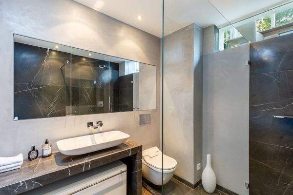 Masterbad mit Naturstein