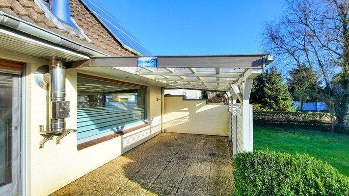 Teilweise überdachte Terrasse