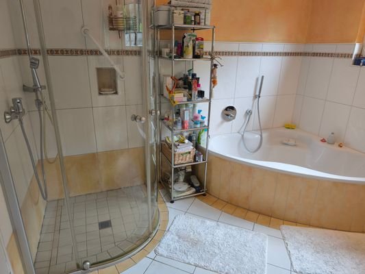 Bad Teilbereich Dusche und Wanne.jpg