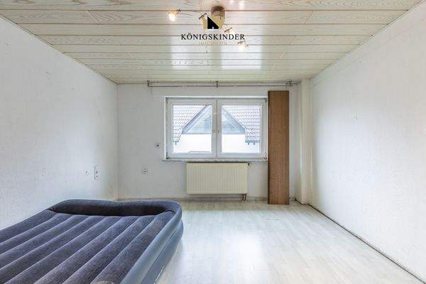 Schlafzimmer mit viel Tageslicht