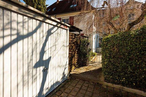 Eingang zum Grundstück mit Garage