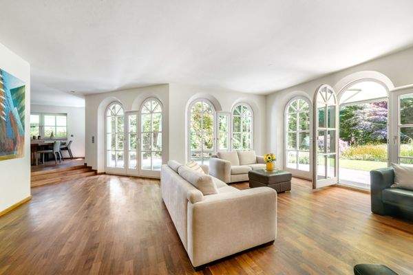 Lichtdurchfluteter Wohnbereich mit Terrassenzugang