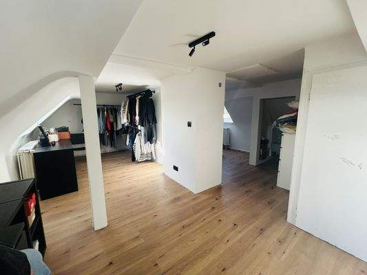 Schlafzimmer mit begehbaren Kleiderschrank