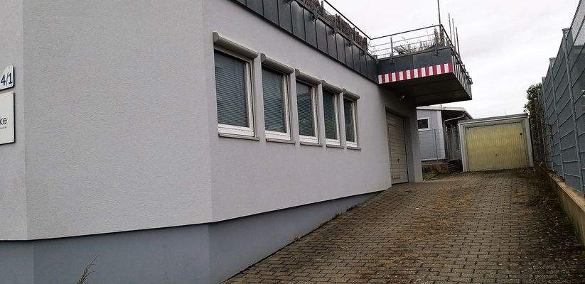 Seitenansicht mit Eingang