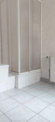Bad mit Wanne und Dusche.jpg