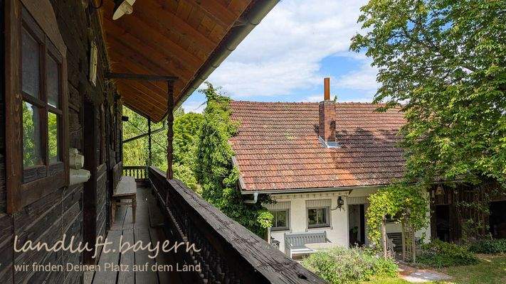 Blick vom Balkon auf die Sauna im ehem. Saustall.j