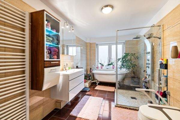 Vollbad mit Dusche EG