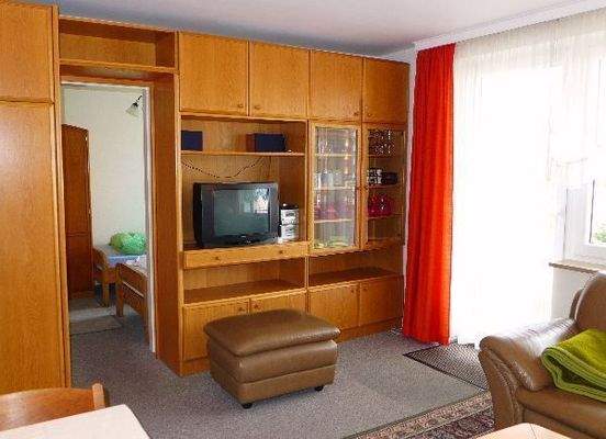 Wohn-/Esszimmer mit Zugang zur Loggia