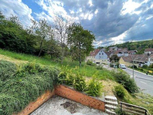Blick über die Terrasse zum Garten