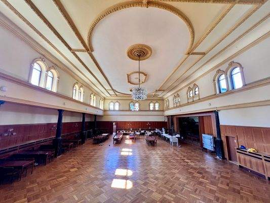 großer Saal von Bühne aus 