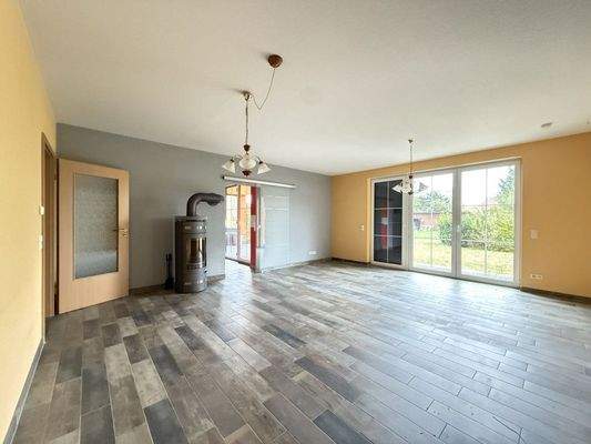 Wohnzimmer mit Gartenblick