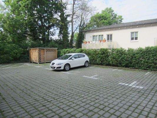 Hofansicht mit Stellplätzen