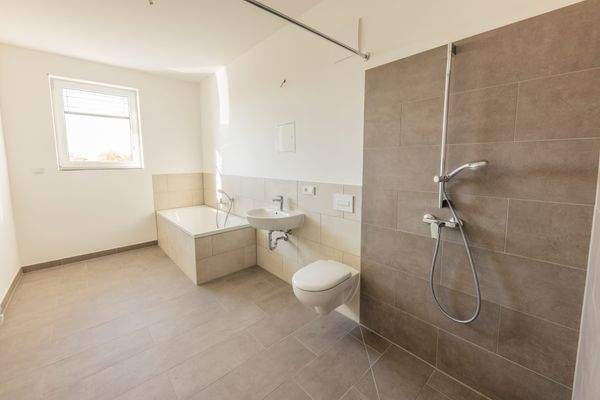 Bad mit Dusche und Badewanne