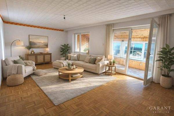 Helles Wohnzimmer mit Balkon und Pflanzen