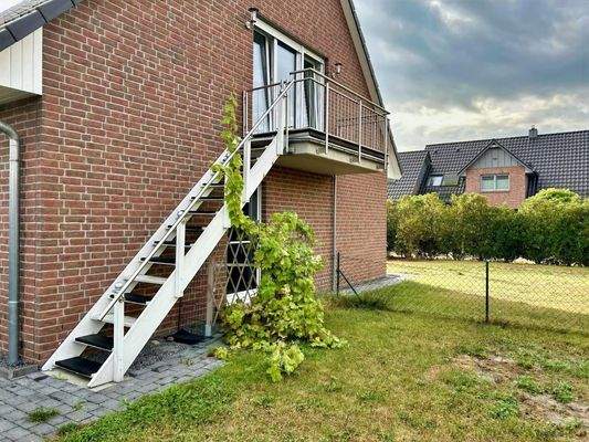 Balkon mit Außentreppe in den Garten