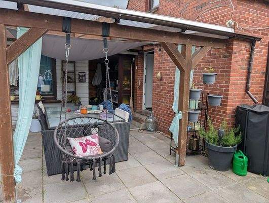 großzügige, überdachte Terrasse