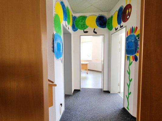 Zugang vom Empfangsbereich zu den Behandlungsräumen