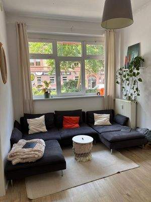 Wohnzimmer mit großer Couch