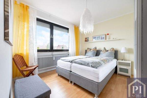 Gemütliches Schlafzimmer mit elektrischem Rolläden