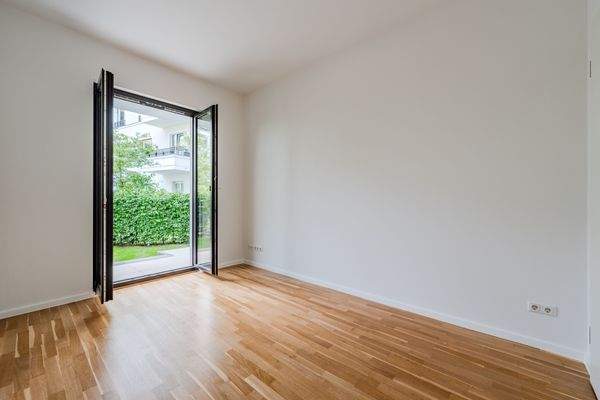 Zimmer 2 (Sicht auf Terrasse + Garten)