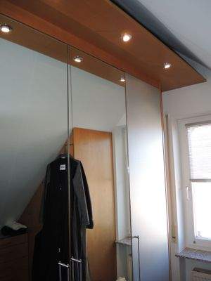 Ankleide mit Einbau-Schränken