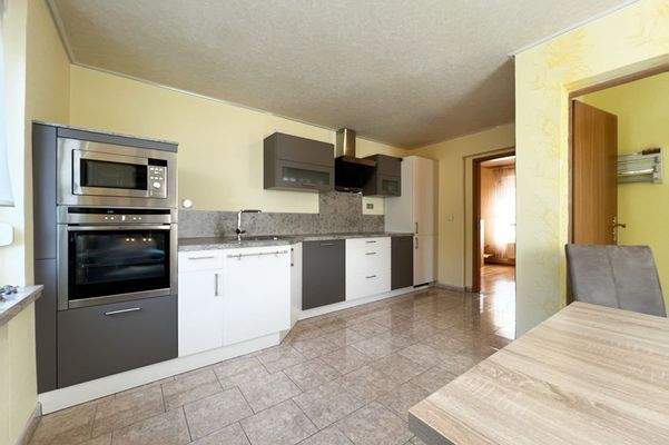 Tageslichtküche mit Speisekammer