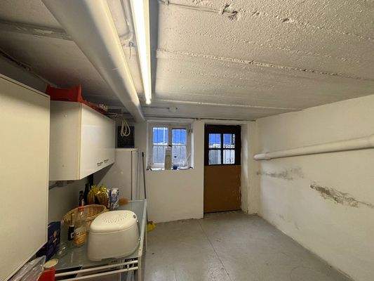 H 543 Kellerraum mit Ausgang Ansicht 1.jpg