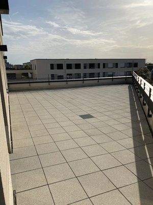 Balkon mit Blick auf das Nachbargebäude