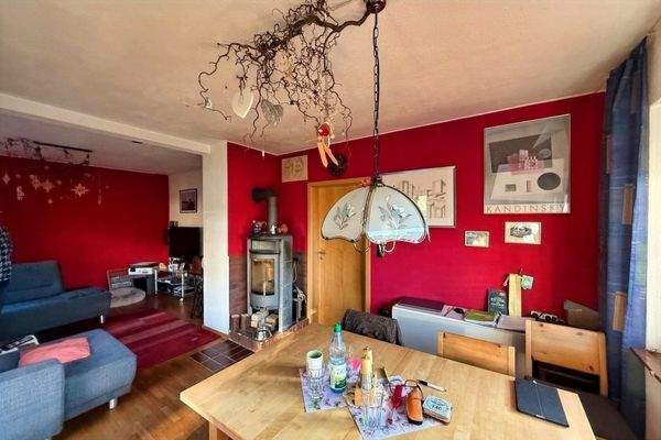 offener Wohn-/Essbereich mit Kaminofen