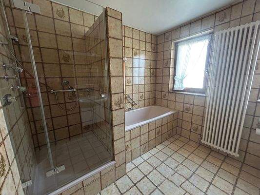 Bad mit Wanne u. Dusche im OG