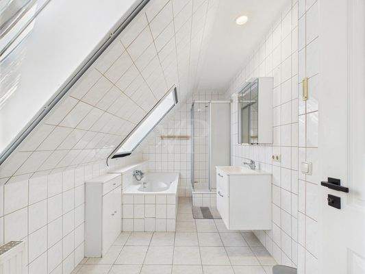 Helles Masterbad mit Wanne, Dusche und WC im Obergeschoss