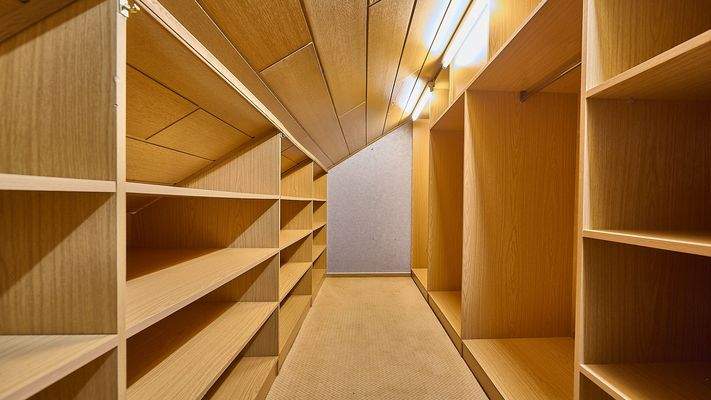 angrenzendes Ankleidezimmer