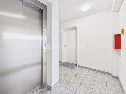 Wohnungseingang und Aufzug