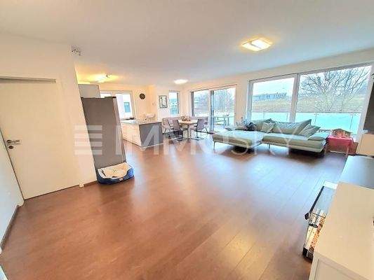 offener Wohn Ess Küchenbereich mit Dachterrassenausgang