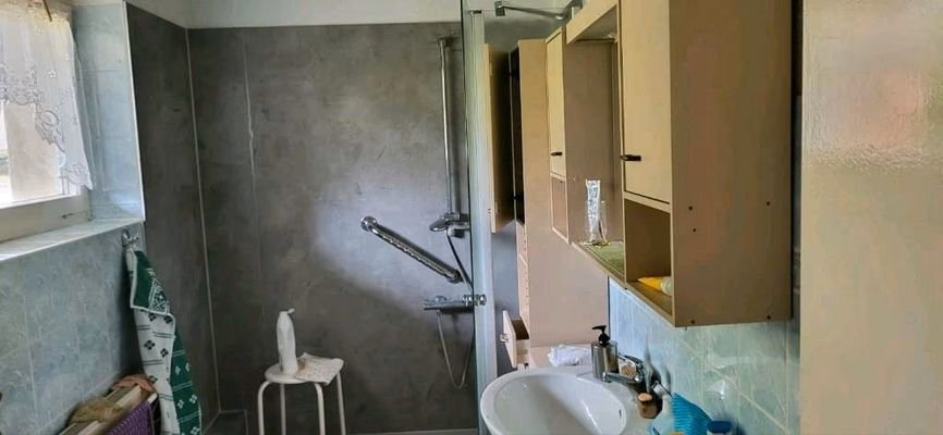 12. Bad mit bodentiefer Dusche.jpg
