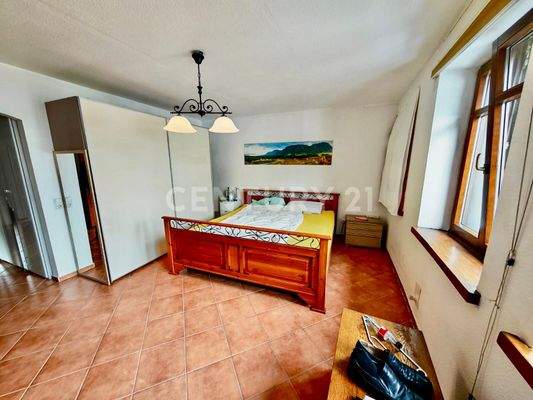 gemütliches Schlafzimmer mit großen Fenstern