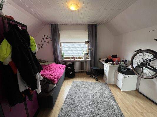 Großes Schlafzimmer im DG