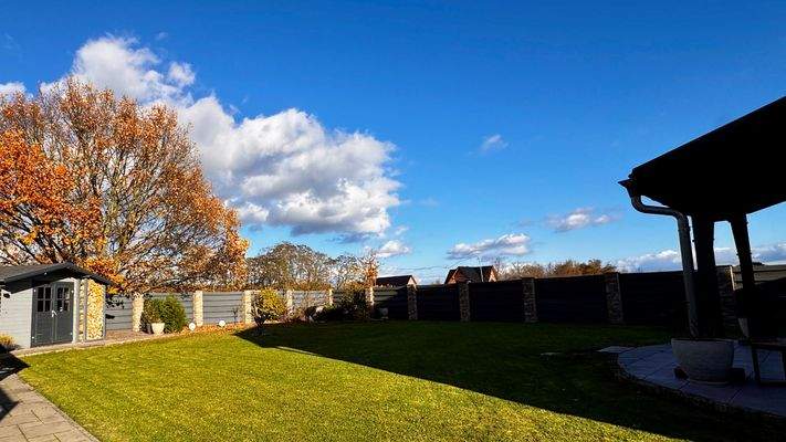 Grundstück hinten und seitlich umzäunt