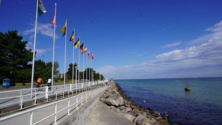 ...und die Strandpromenade lädt zum Radeln und Flanieren ein