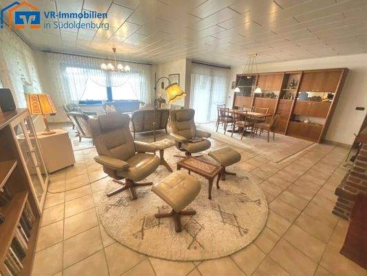 Wohn- und Esszimmer mit Leseecke am Kamin