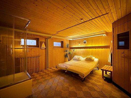 Keller: Sauna mit Ruhebereich und Dusche